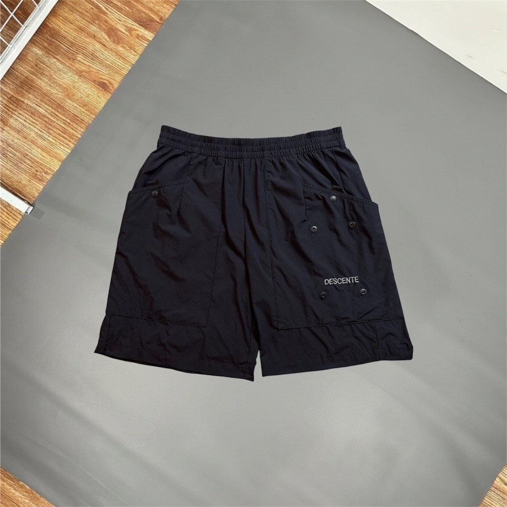 Celana Cargo Nylon Descente Hitam – Multi Pocket Outdoor Casual Utility Shorts