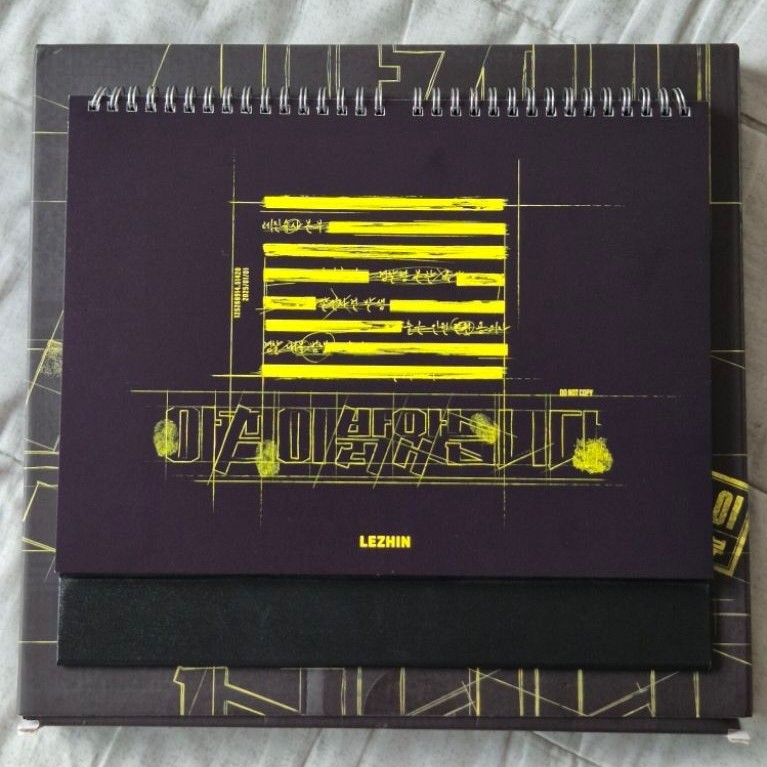 KALENDER LEZHIN SEASON GREETINGS 2025/LEZHIN SG 25