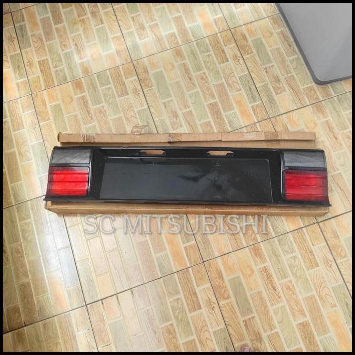 TERLARIS GARNISH TAILGATE DUDUKAN PLAT NOMOR ETERNA 1989-1990 
