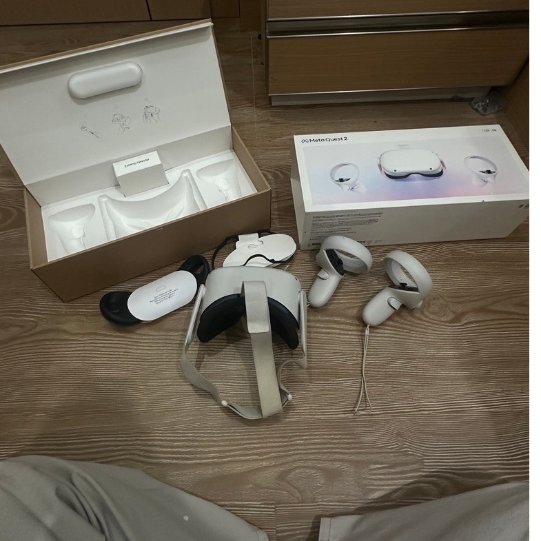 Headset VR Meta Quest 2 dengan controller kiri kanan dan stand strap