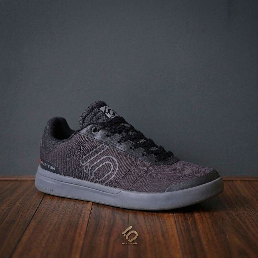 Sepatu sneakers Five Ten Stealth warna abu-abu tali sepatu casual
