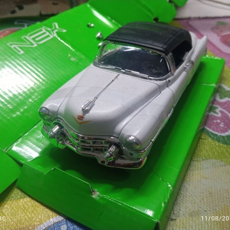 Diecast Welly skala 1:24 eldorado putih minus  mainan bahan besi koleksi pajangan