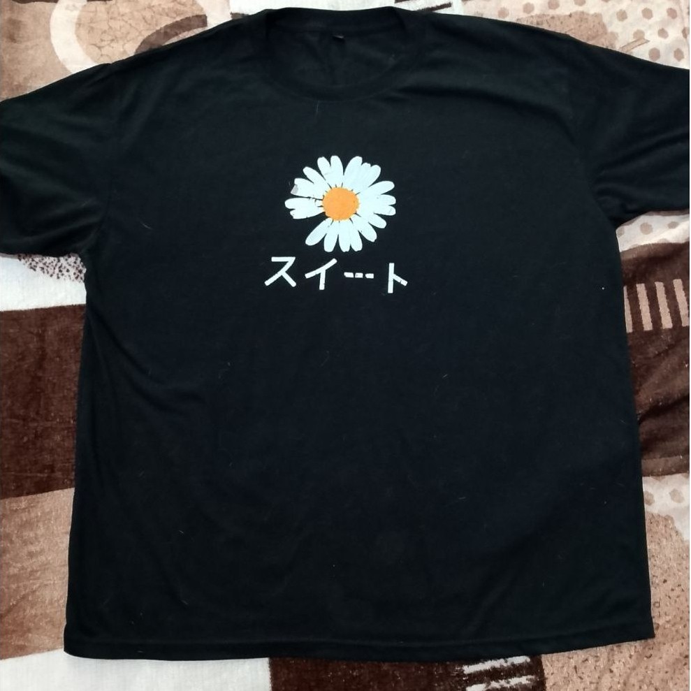 Kaos Hitam Motif Daisy Bunga