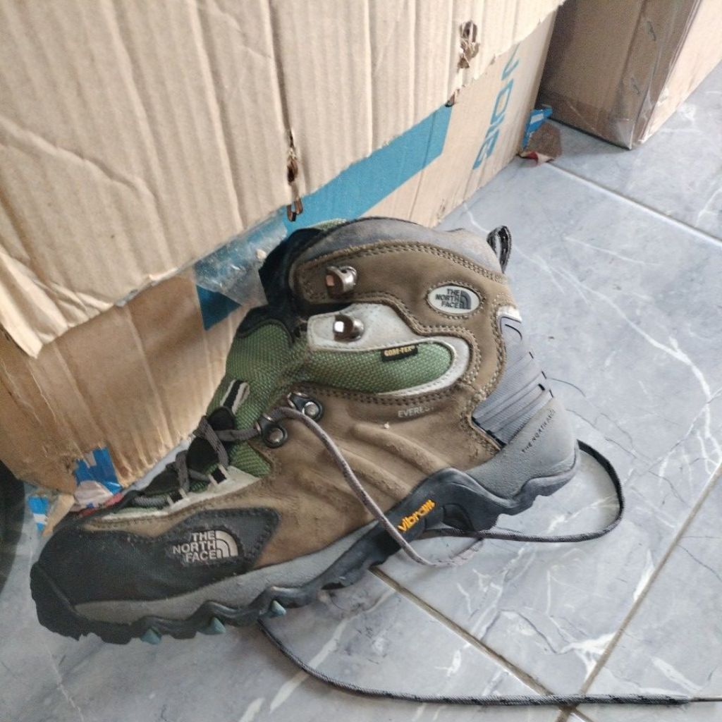 sepatu second original TNF size 4126