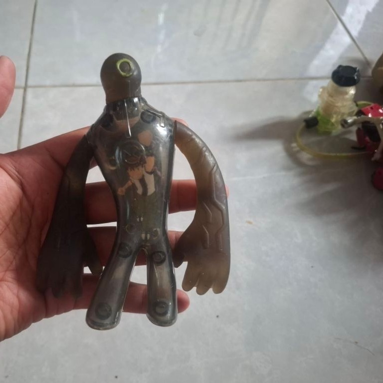 action figure Upgrade (Ultra T) dari serial animasi Ben 10, versi promosi McDonald's Happy Meal tahu