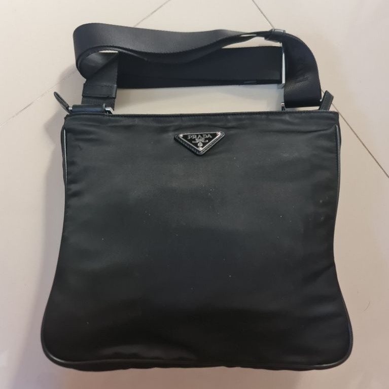 343. Prada Tessuto Triangle Nylon Crossbody Messenger Bag Black Men Pria 

Preloved
Nylon Polyster

