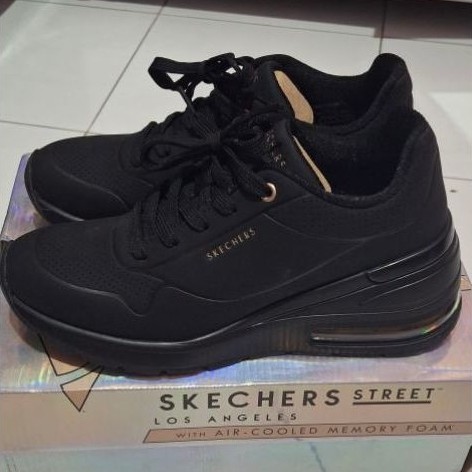 Preloved sepatu skechers million air elevated air ori
