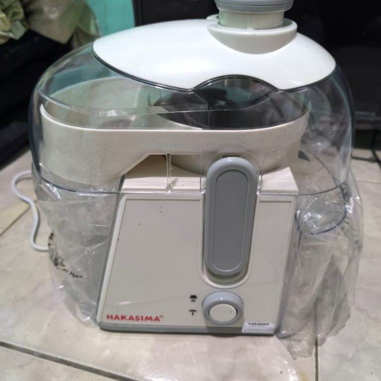 Hakasima Easy Juicer, mesin pembuat jus elektrik yang berfungsi memisahkan sari buah dariampasnya se