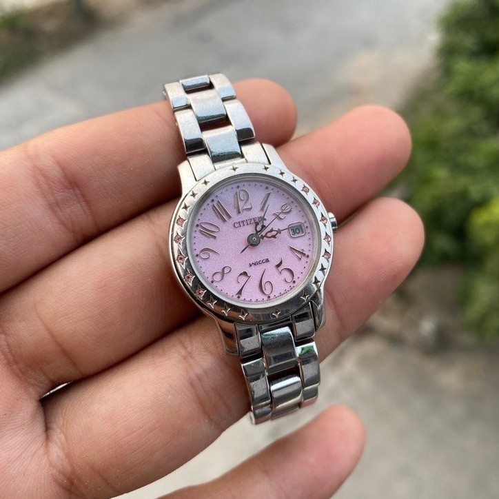Citizen Wicca Eco-Drive berdial pink dengan bezel berhias kristal.