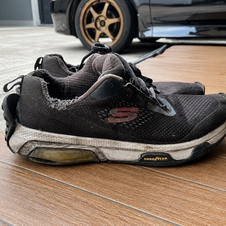 SKECHERS SKECH-AIR EXTREME V2 SIZE 42