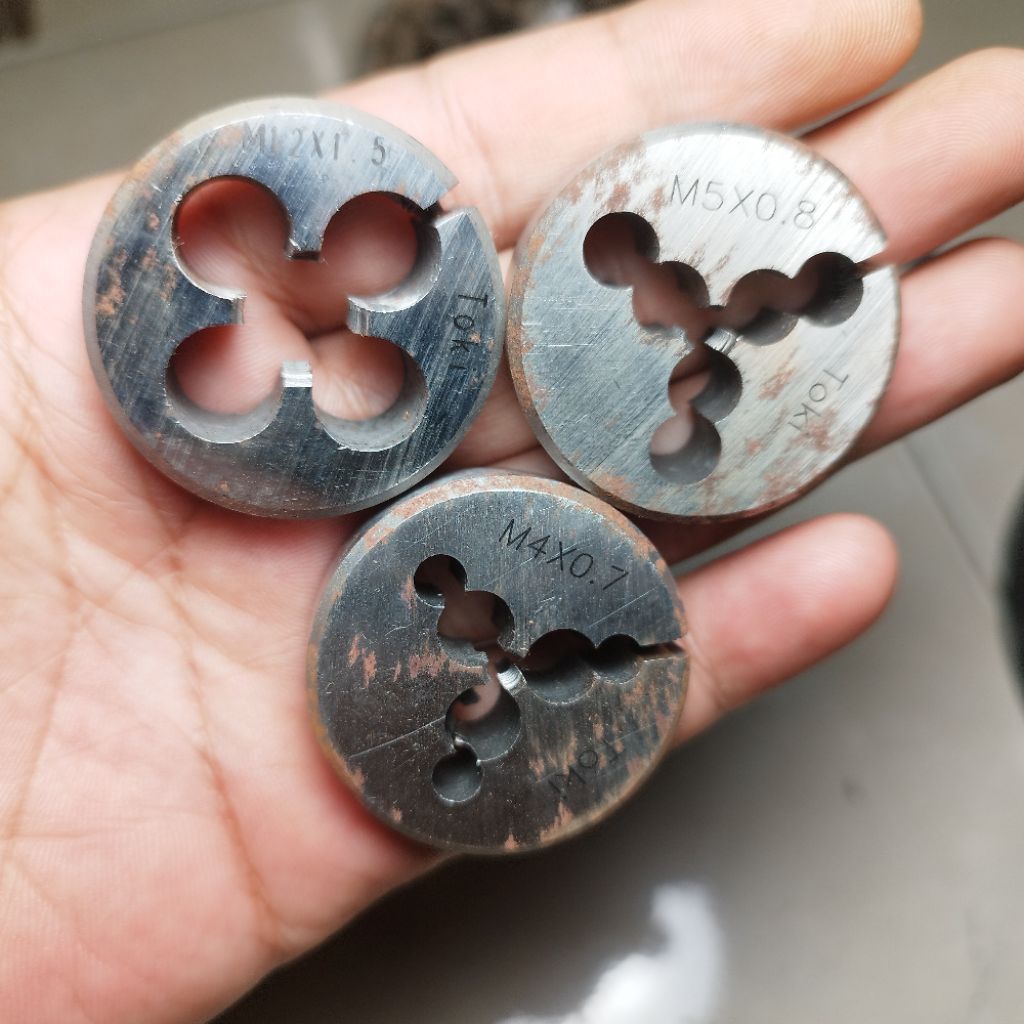 Snei Baru Minus KOTOR M4X0.7 M12*1.5 ROUND DIES Diameter Snei 38 mm M4*0.7 M12*1.5