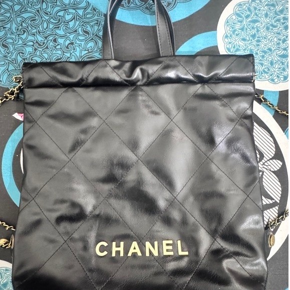 Tas Tote Bag CHANEL warna hitam motif quilted dengan tali rantai