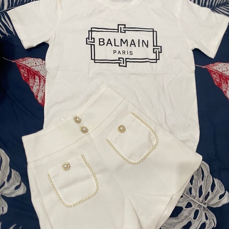 Setelan wanita BALMAIN PARIS atasan putih lengan pendek dengan celana pendek motif manik