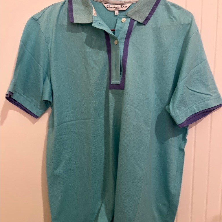 Kaos Polo Pria Christian Dior warna biru muda dengan detail ungu lengan pendek