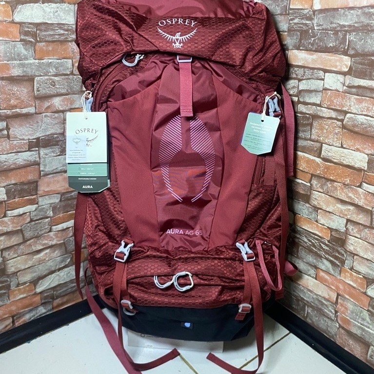 Tas Hiking Osprey Aura AG 65 warna maroon dengan rain cover untuk perjalanan luar I Original garansi
