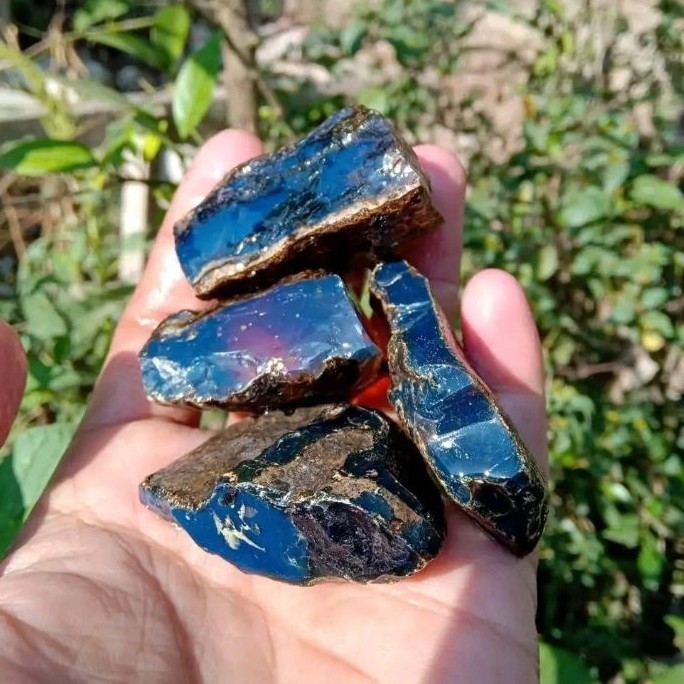 Bongkahan Amber biru dan merah  Natural Batu Getah Katilayu 14x9.2x7cm 344 Gram