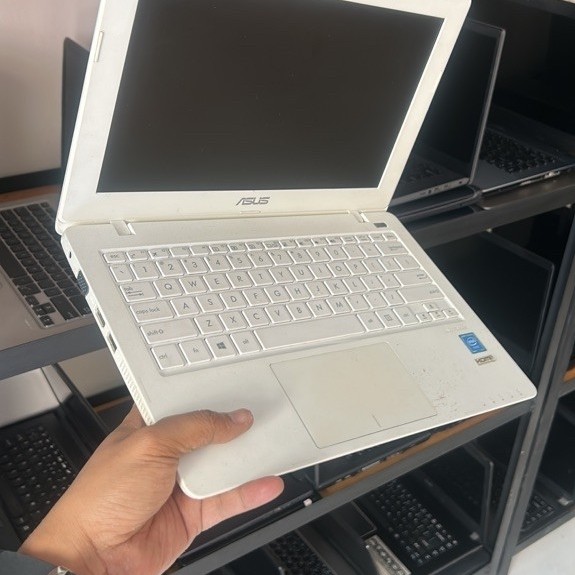 Asus X200MA Netbook 12" 2GB RAM Windows 10