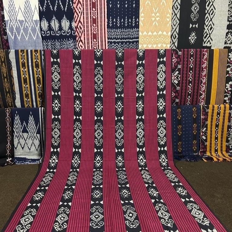 Kain Tenun Motif Batak Merah Kalimantan - Blanket Meteran