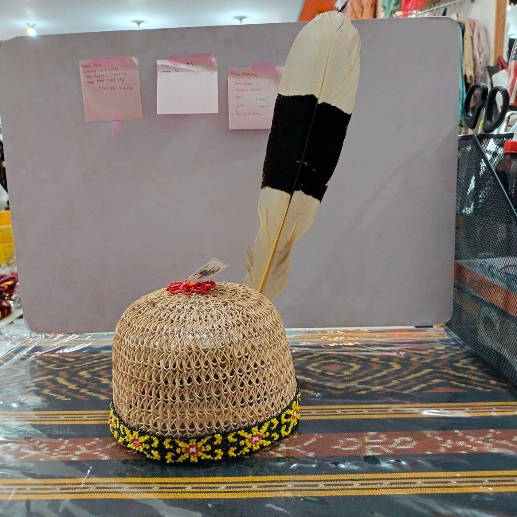 TOPI ROTAN MANIK BULU ENGGANG KHAS DAYAK BAHAU