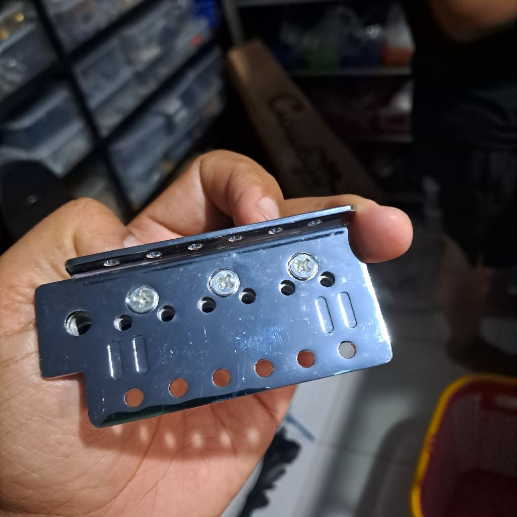 PLAT DUDUKAN TREMOLO FENDER STRATOCASTER TREMOLO