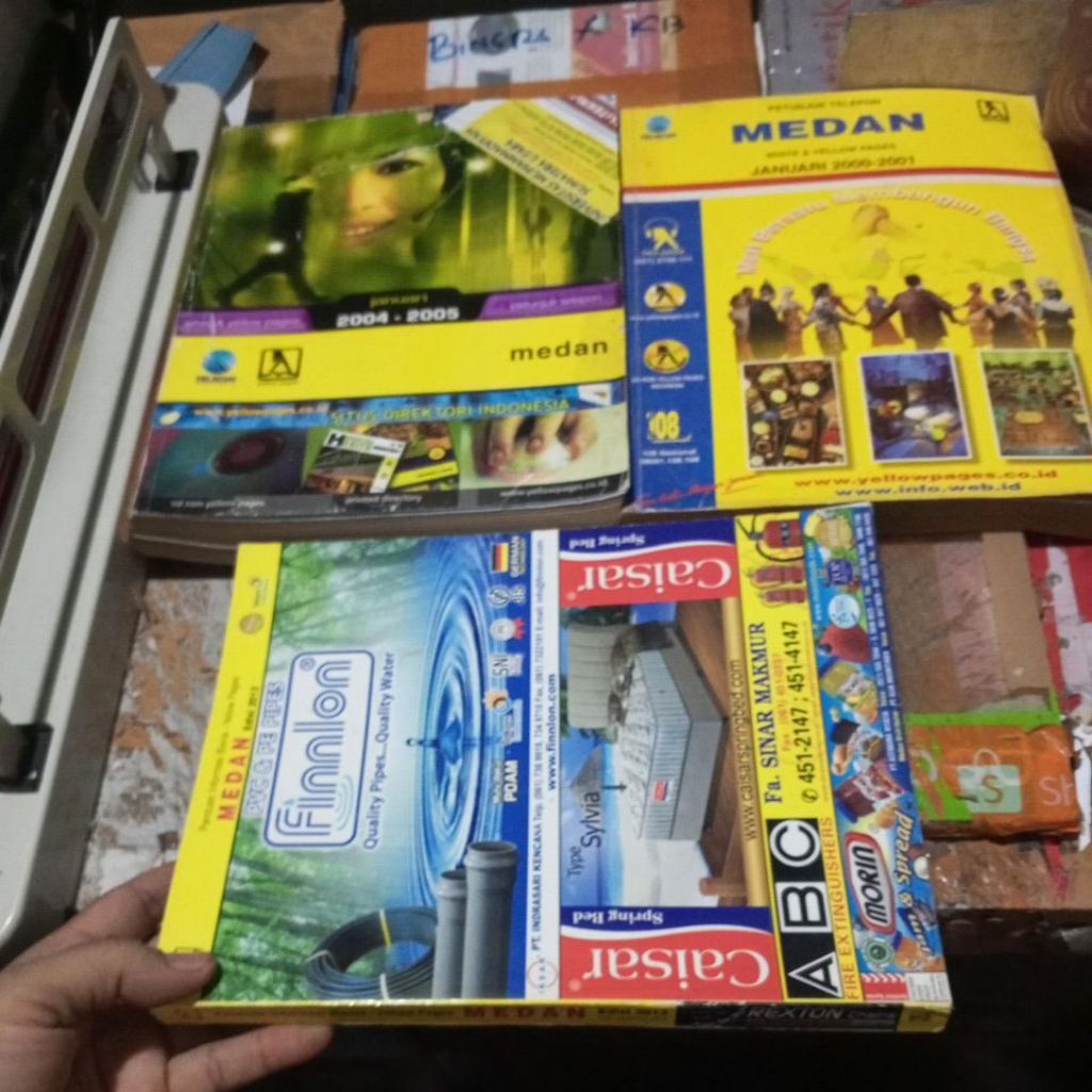 BUKU PETUNJUK TELEPON WHITE & YELLOW PAGES