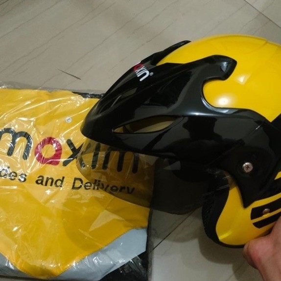 JAKET DAN HELM DRIVER MAXIM
