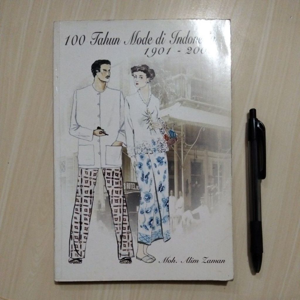 100 TAHUN MODE DI INDONESIA 1901-2000 - OLEH MOH. ALIM ZAMAN - PENERBIT MEUTIA CIPTA SARANA & DPP IK