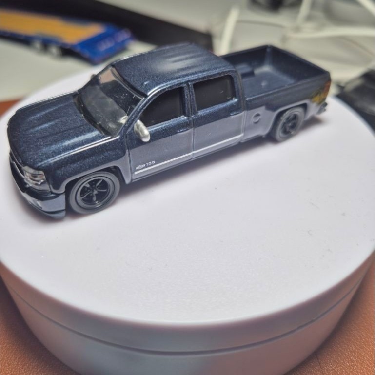 Greenlight 1:64 Chevrolet Silverado Loose Wheel Swap