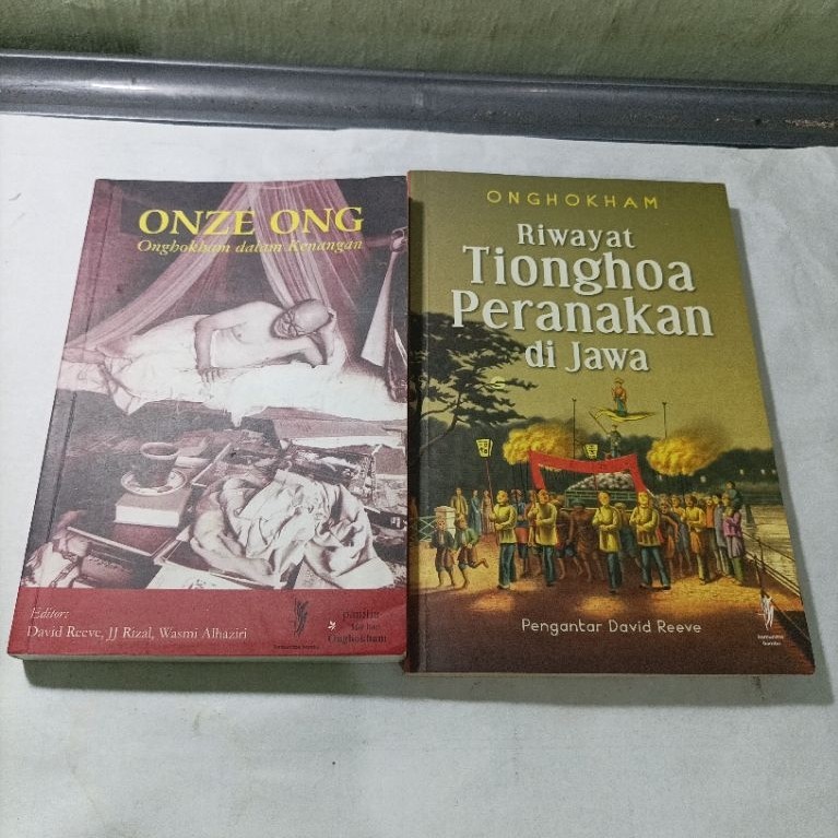 Buku Onze Ong Onghokham dalam kenangan dan Riwayat Tionghoa peranakan di Jawa/ perbuku