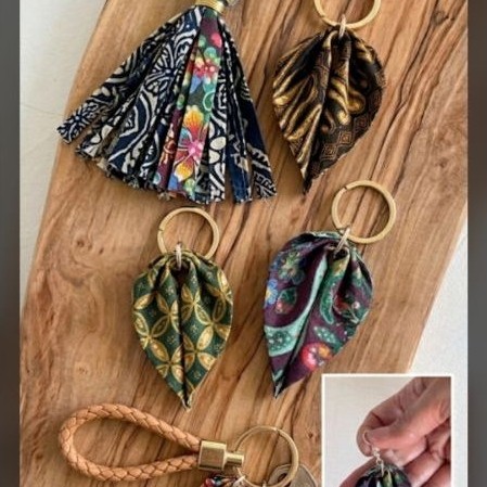 Gantungan Kunci Batik Etnik Handmade / Bag Charm Perca Batik Tassel & Daun / Ganci Kulit Kepang Unik
