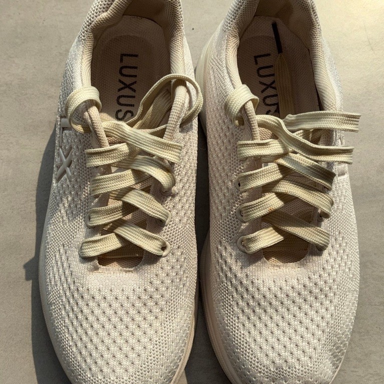 Sepatu Olahraga Luxus
