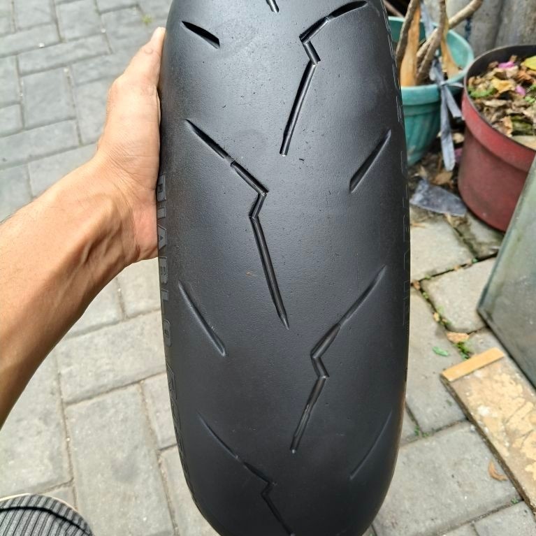 ban Pirelli 140/70-14