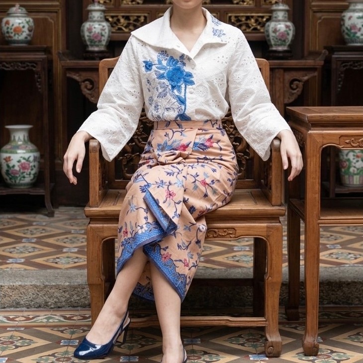 Blus katun bordir dengan bordir bunga