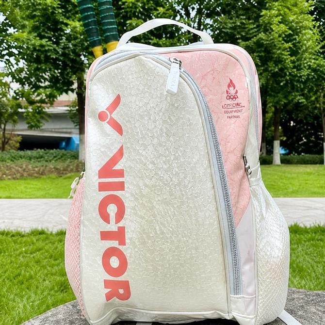 Tas Ransel Bulutangkis Victor, Warna Putih Merah Muda, Kapasitas Besar, Kompartemen Raket & Sepatu B