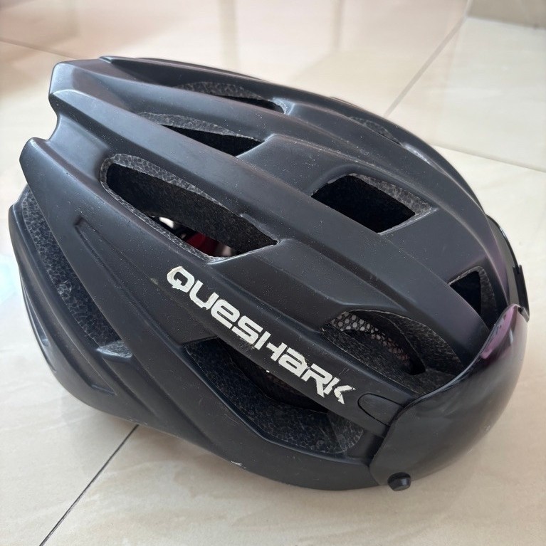 Helm Queshark - helm sepeda preloved