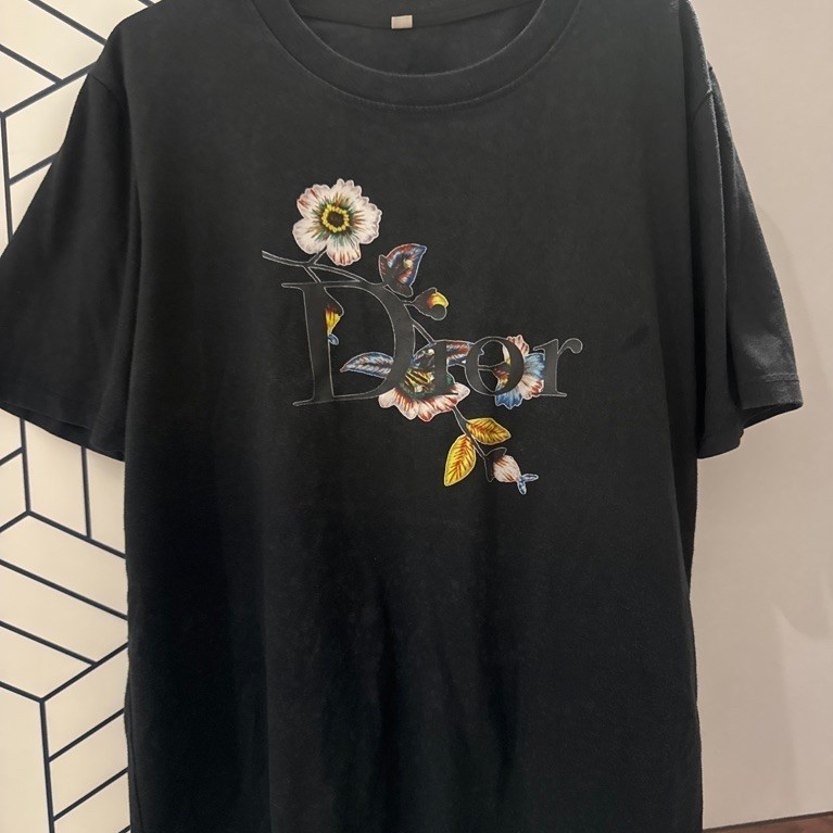 Kaos T-Shirt Hitam Motif Tulisan Dior dengan Bunga Kupu-kupu Lengan Pendek Kasual
