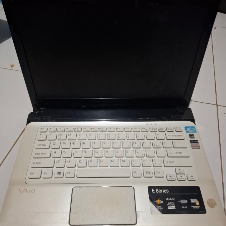 Laptop sony vaio SVE141R11W core i3