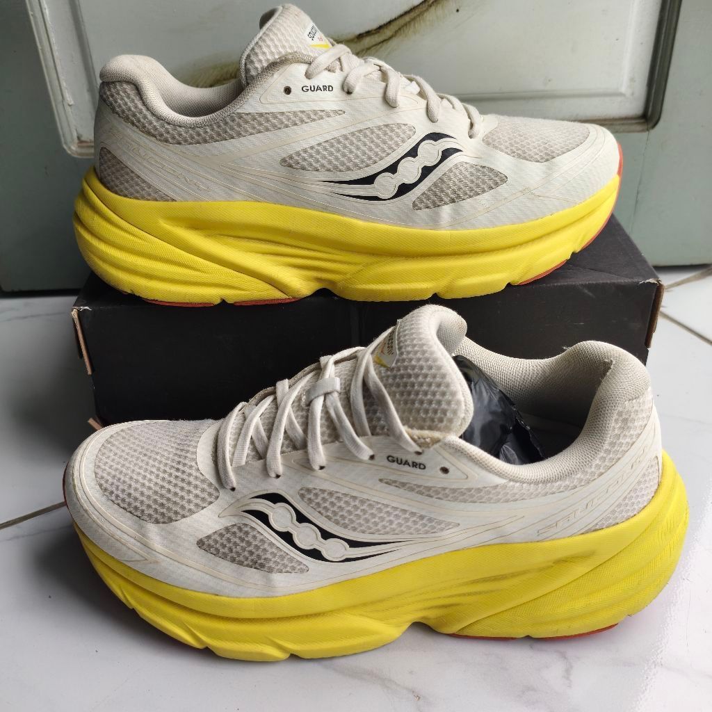 Sepatu Running Saucony size 43 (Second)