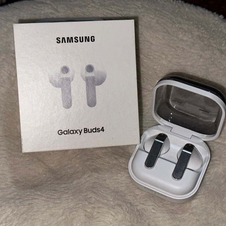 samsung galaxy buds 4 white preloved