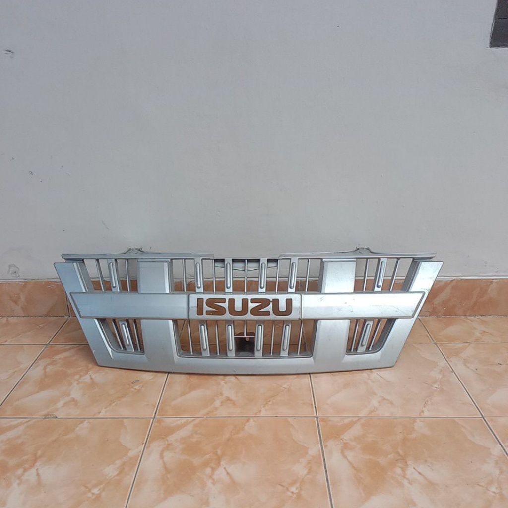 gril Isuzu panther touring ls 2006