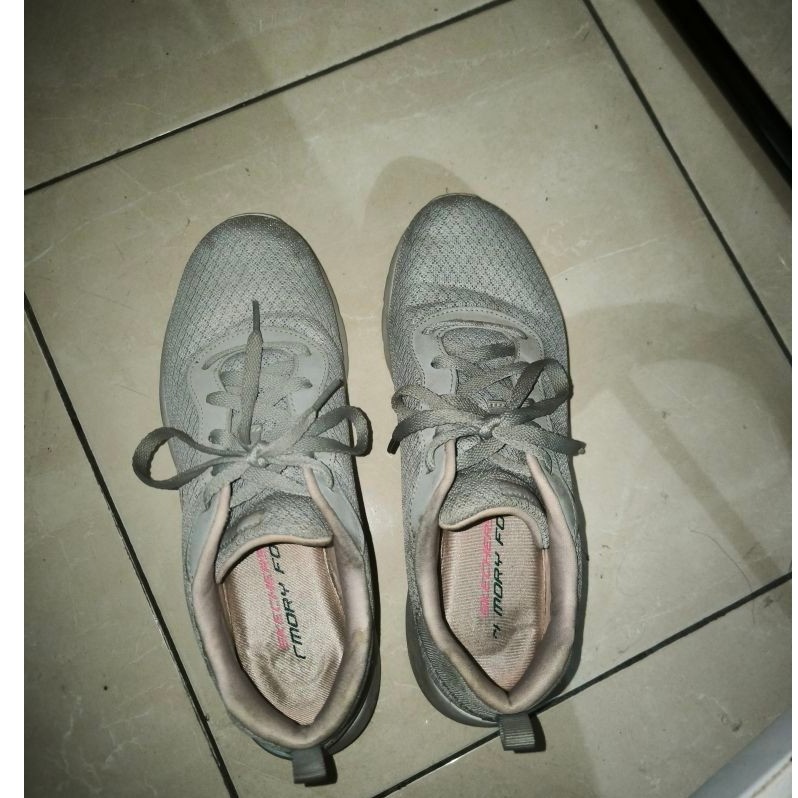 PL Preloved Sepatu Skechers Olahraga Wanita Grey Pink