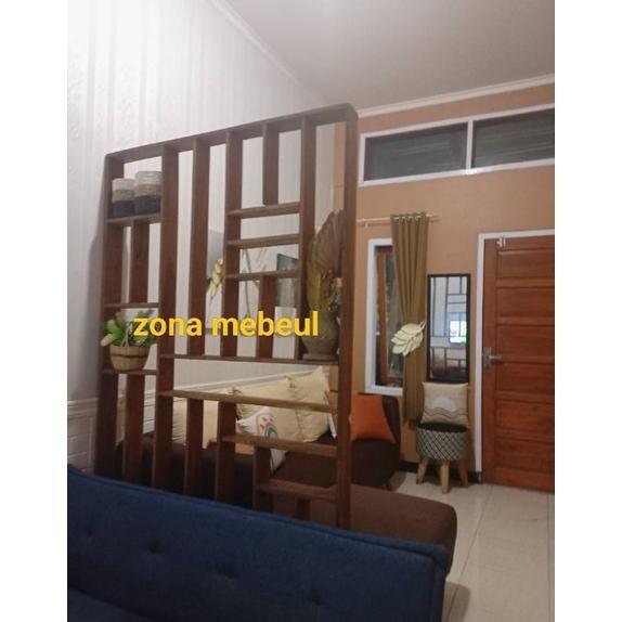 Rak Penyekat Ruang Tamu Tempel Dinding Kayu