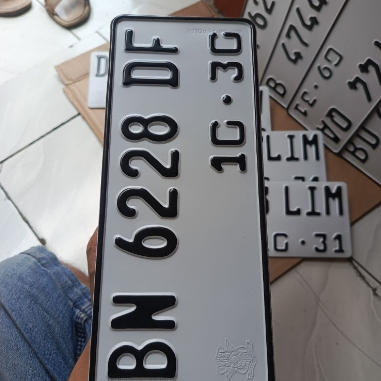 plat motor ukuran standar font terbaru,warna putih doff,full cat full logo