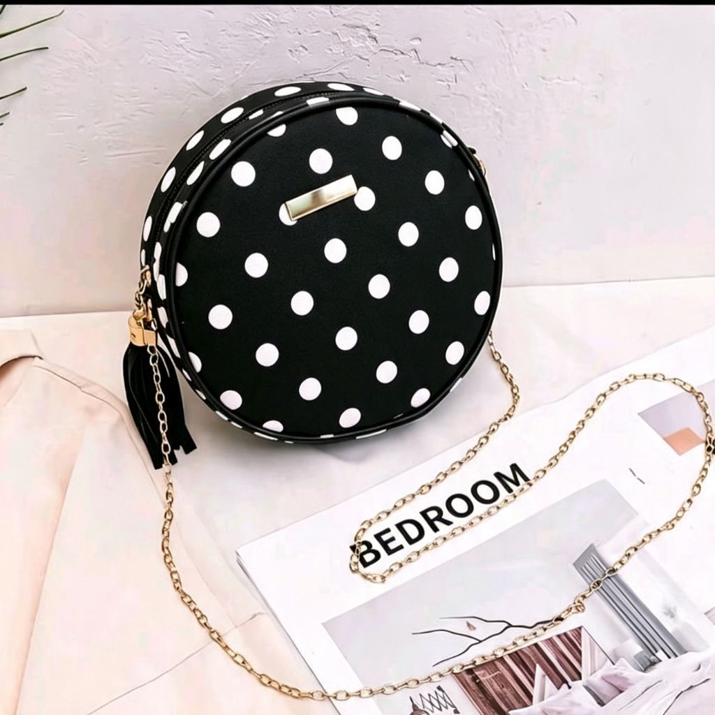 Tas Selempang Wanita Bulat Motif Polos Hitam Putih dengan Rantai Emas dan Pita