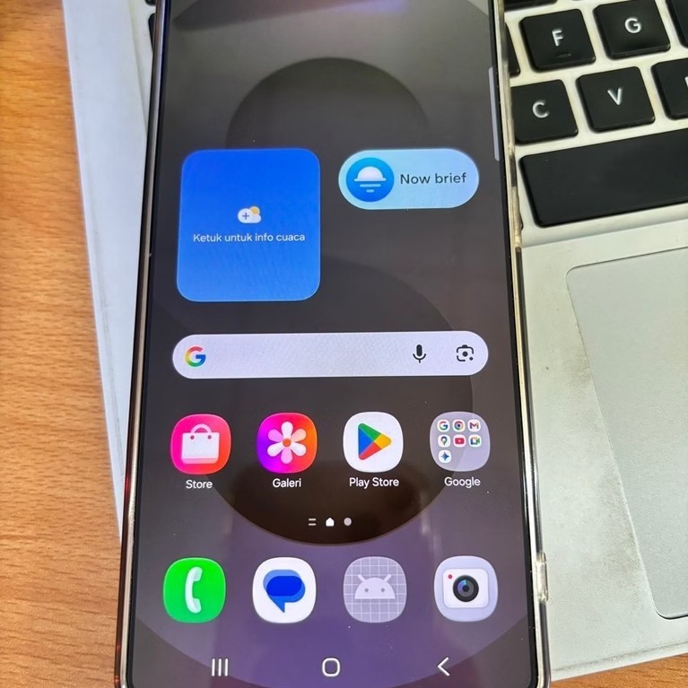 HP Samsung Galaxy S25 Ultra layar AMOLED