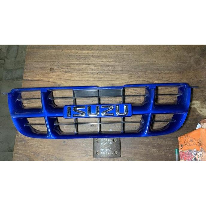 Grill isuzu panther kapsul biru termasuk logo