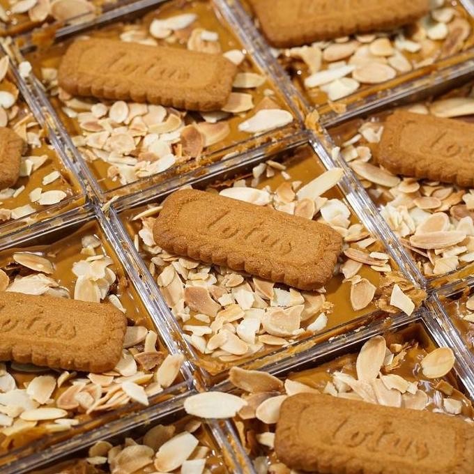 

Lotus Layer Pastry Box