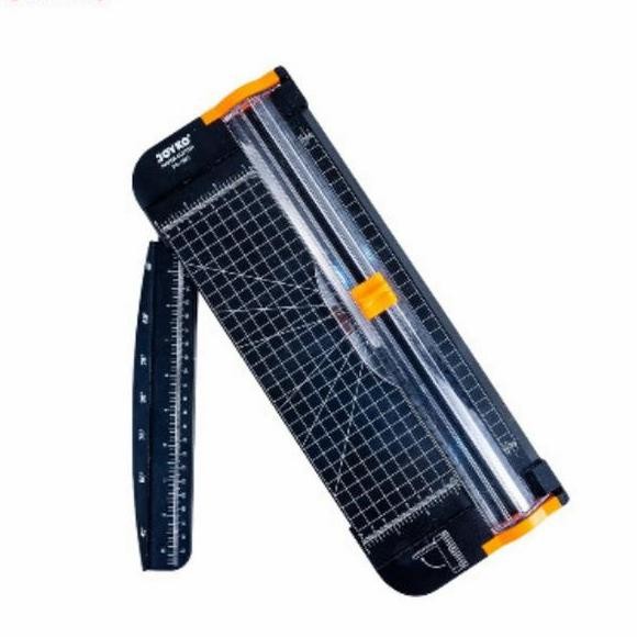 

R Cutter Pemotong Kertas Joyko Pc 1637 A.4