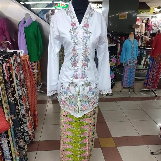 Kebaya Putih Motif Bunga Warna