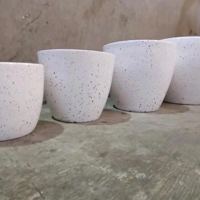 pot gerabah bintik hitam, pot tanah liat, pot bunga cantik, pot putih TEB